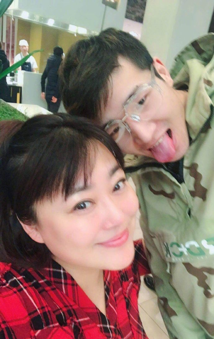 李菁菁被曝诈骗千万,90后老公疑出轨,本尊直播痛哭辟谣