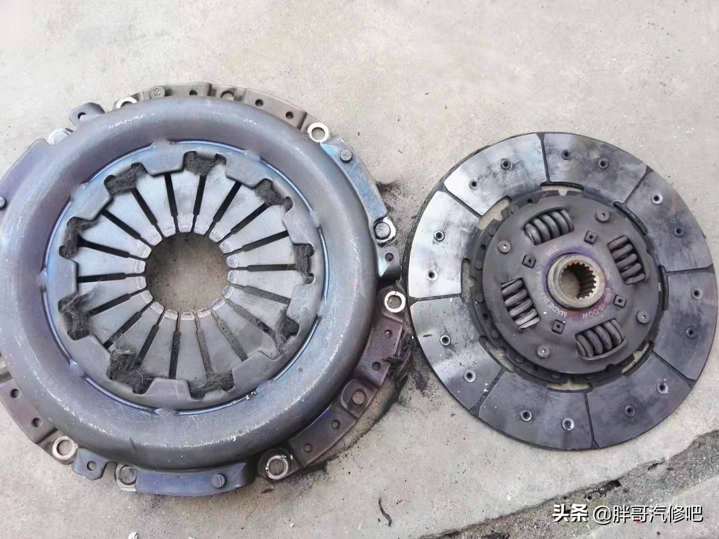 不及时更换正时皮带的后果，离合片惨不忍睹