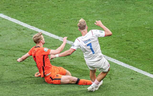 荷兰VS捷克(荷兰0-2捷克：复苏的郁金香再次凋零，德波尔犯了11年前邓加的错