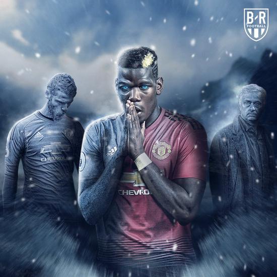 而他身后的博格巴坐在替补席目睹着一切,不知道心里作何感想?