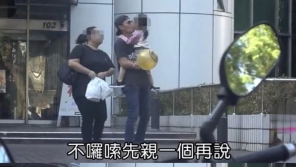 事业大跌后变女儿奴？霍建华携女出行狂亲不止，孩子高颜值似爸妈