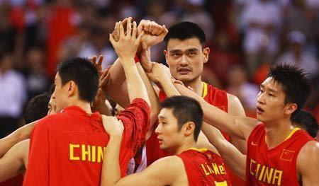 08年中国男篮vs美国队(中国队08年奥运会对阵美国队，姚明拿下13分，科比和老詹是这数据)