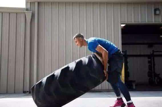 周琦这么菜为什么能打nba（周琦为何打不了NBA？看看他同年新秀里的肌肉男吧！他进步太小了）