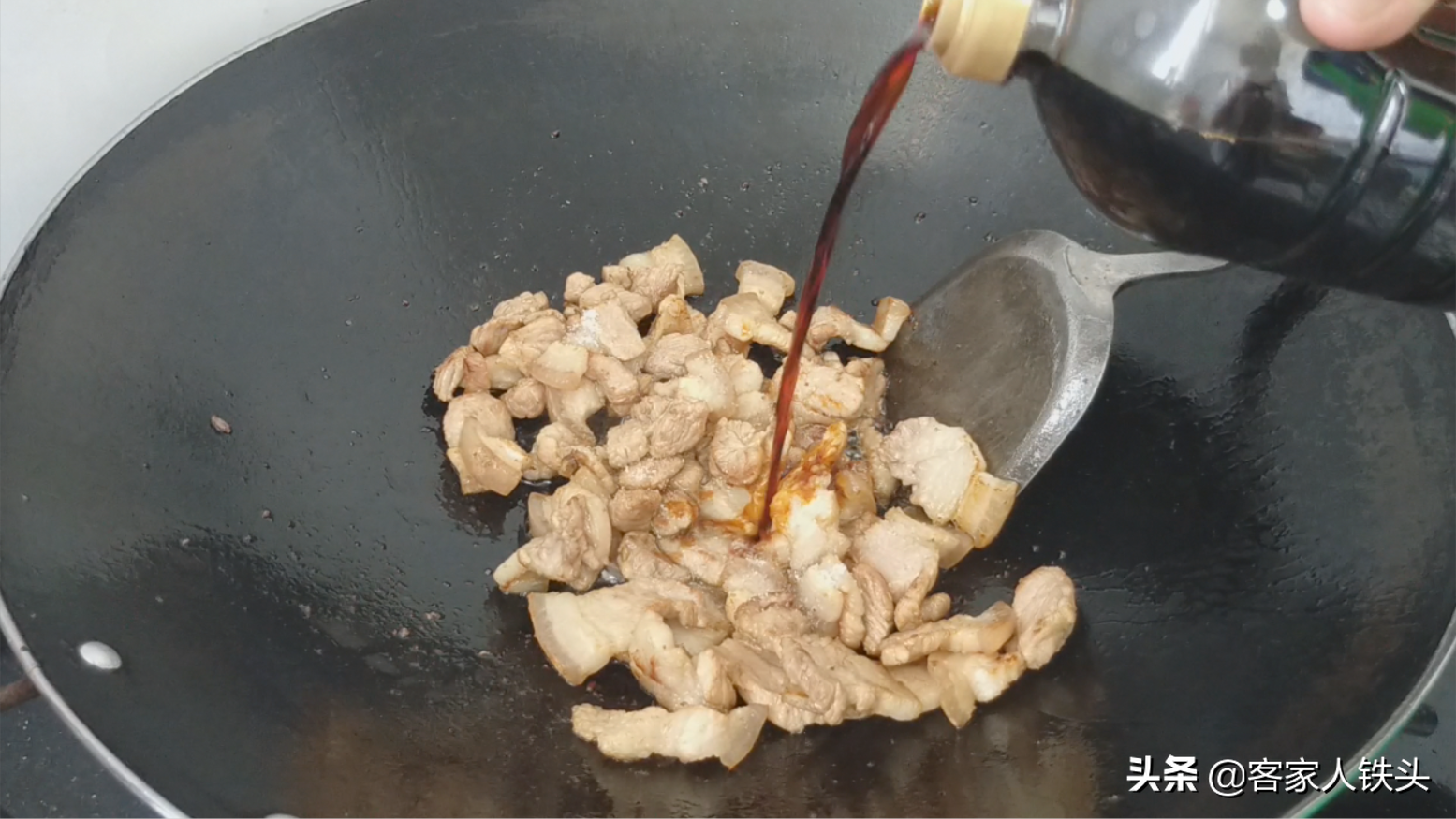 五花肉这样做，比回锅肉还好吃，做法简单一看就会，下饭又过瘾