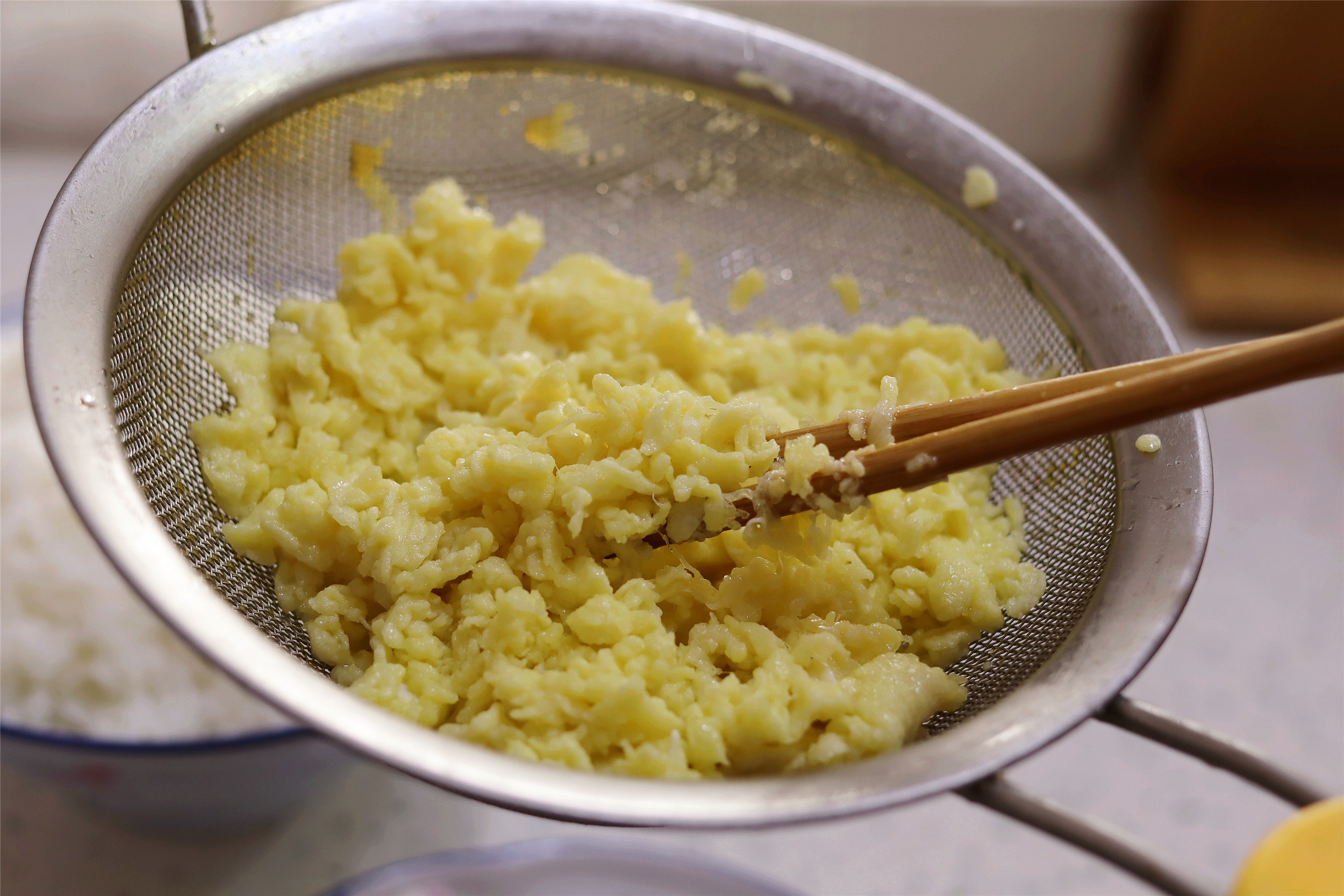 做蛋炒饭，记得“软炒”鸡蛋，每一勺米里都有蛋花，松软颗粒分明