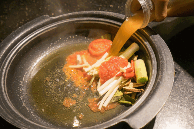 带你品味地道昆明老滋味~79元抢昆明老孔雀傣味酸汤火锅套餐！