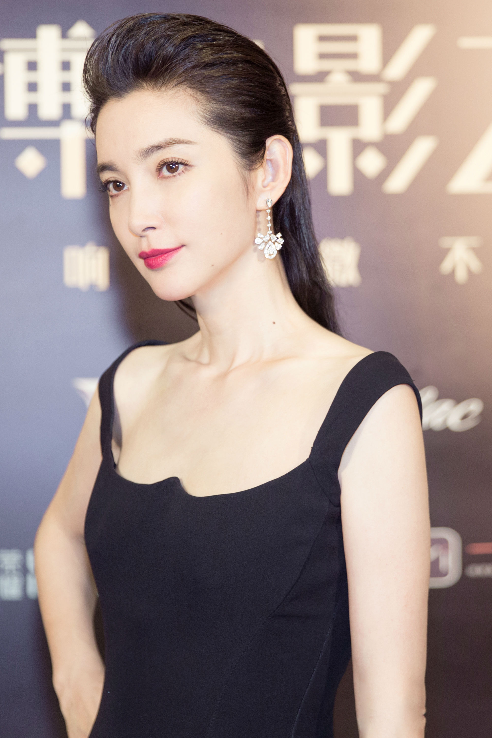 2004年，李冰冰刚从电梯走出，就被朱孝天抱住亲吻，两人彻夜未出