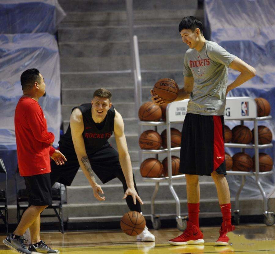 为什么nba球员肌肉不一样（没有对比就没有差距！中国球员和NBA球员站一起时，肌肉差太多了）