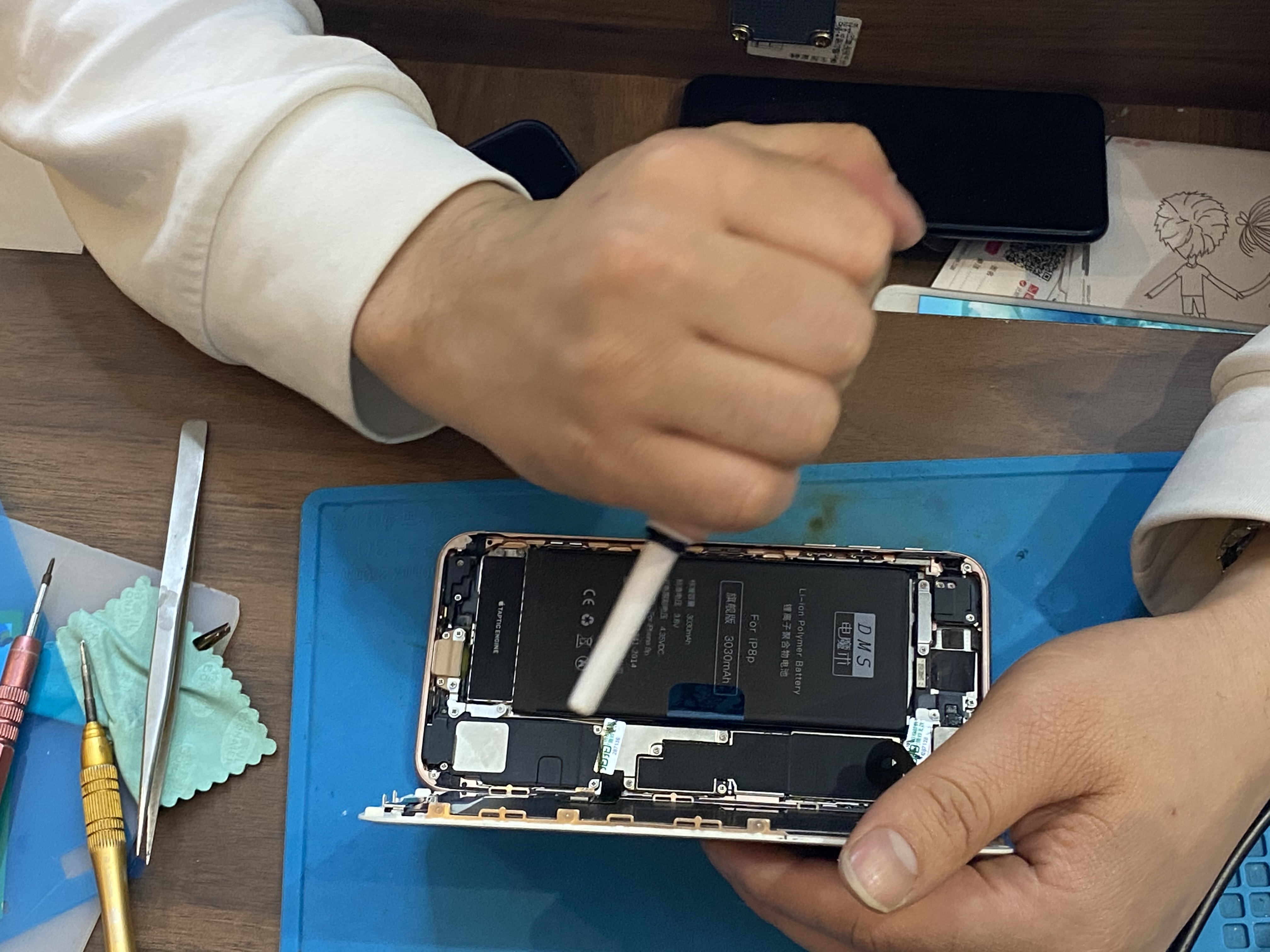 扶起我，iPhone8P还能再战三年，记一次苹果“无痛”换电池之旅