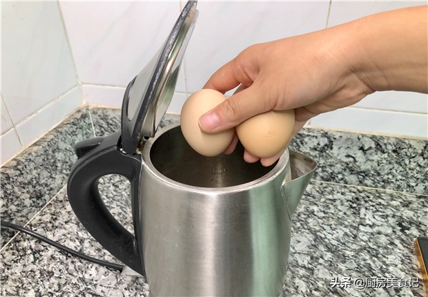 热水壶煮鸡蛋要煮多长时间（电热水壶煮鸡蛋方法）