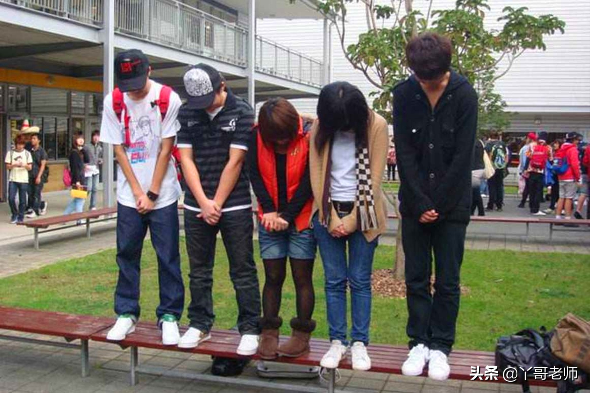 女学生迟到了，教师处理的方式对吗？看老教师怎么说