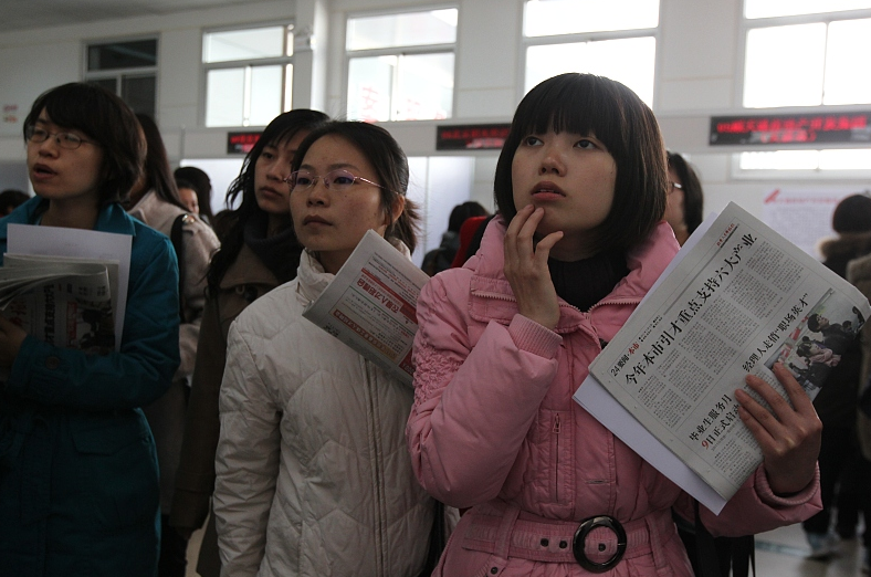 中国中铁公开招聘，年薪有望达到15万，这4类学生或被优先录用