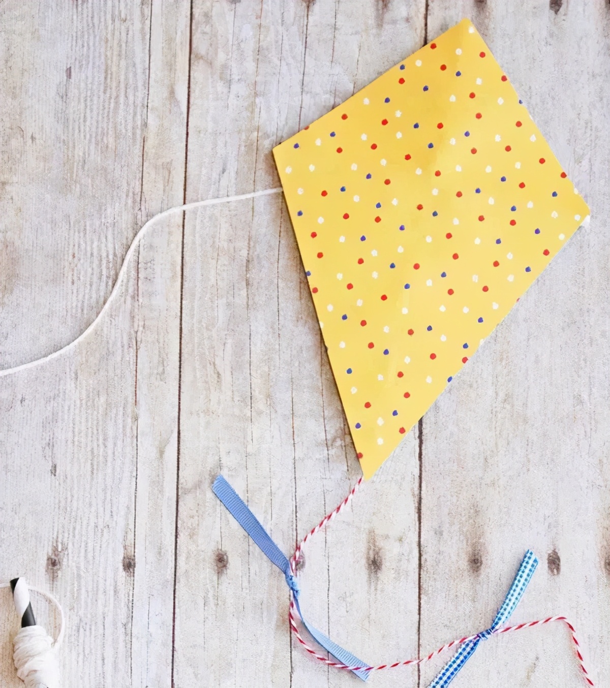 儿童简易风筝做法(春季踏青,亲手做几个风筝陪孩子玩起来吧)