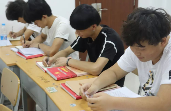 高考430分考上三本，开学看到室友心态崩盘了：我想复读重考大学