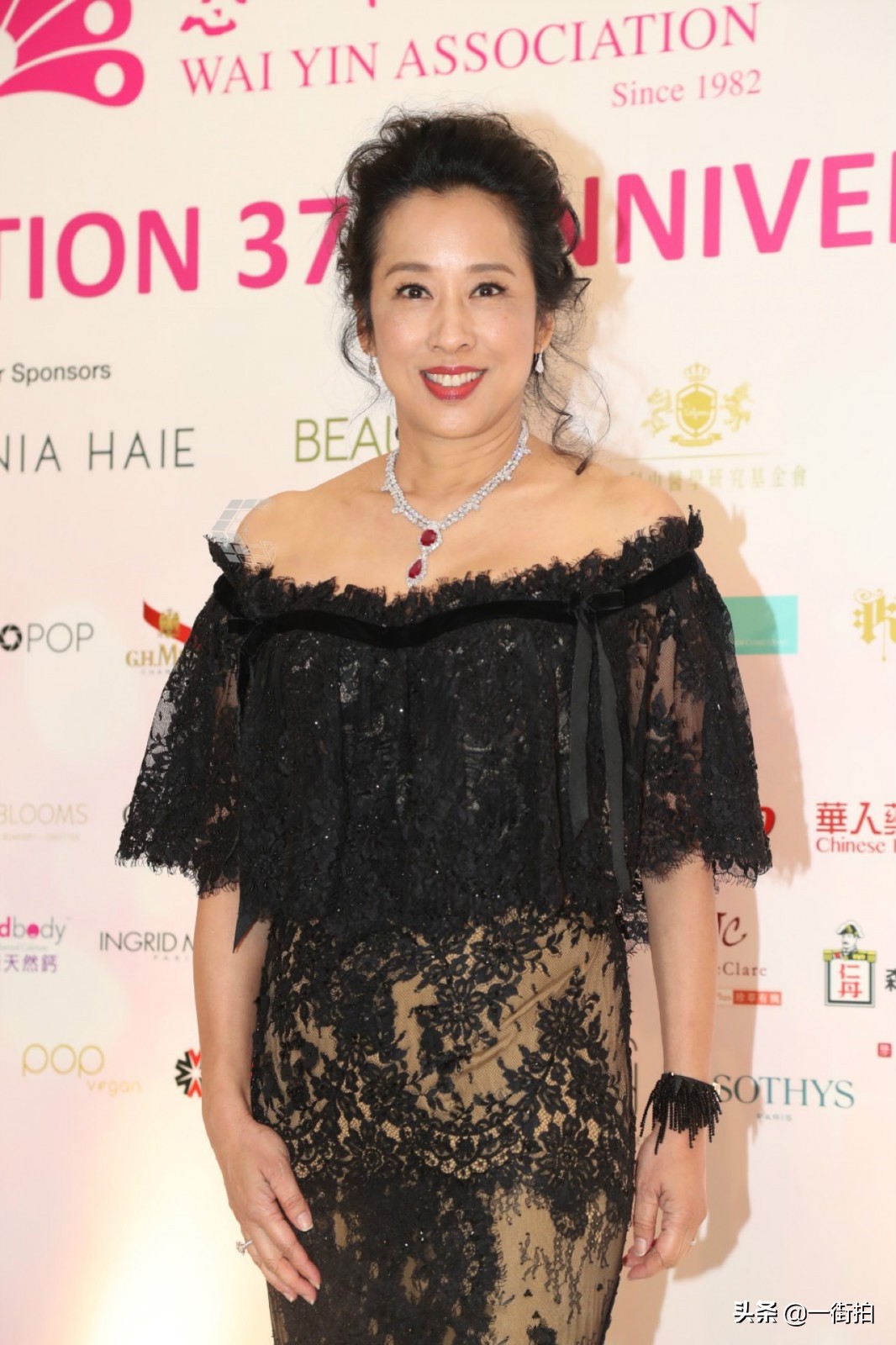 郭晶晶的眼睛叫什么眼（郭晶晶61歲婆婆出席活動，一雙“腰果眼”閃著亮光，少女氣質絕了）