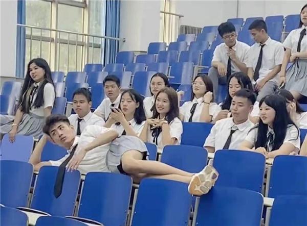 男班长拍毕业照短裙上阵，“大长腿”羡煞女同学，此刻我独领风骚