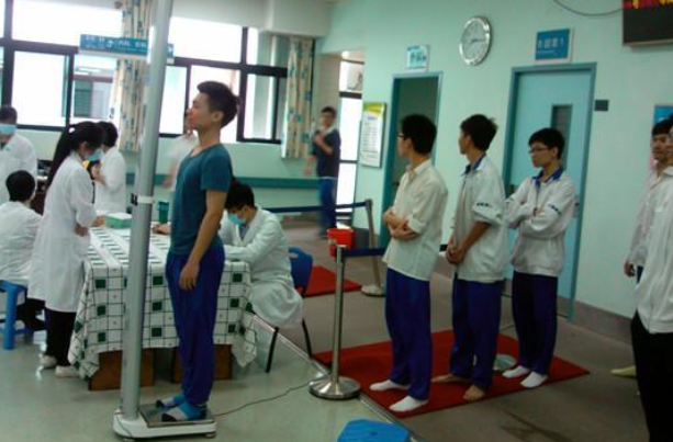 高考体检需要“一丝不挂”？学生被吓出表情包，体检医生很无奈
