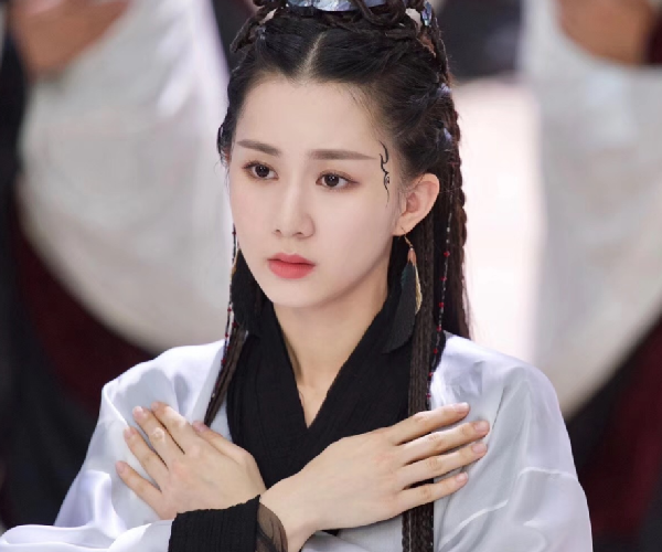 一个是在《宸汐缘》里面,关芯饰演的是宝青公主,一