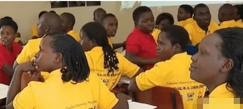 执意嫁给黑人小伙的清华女，非洲生活24年，现在过得怎么样