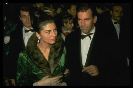 伊朗末代美艳王后！国王宠翻送天价珠宝，却因无法生育被流放