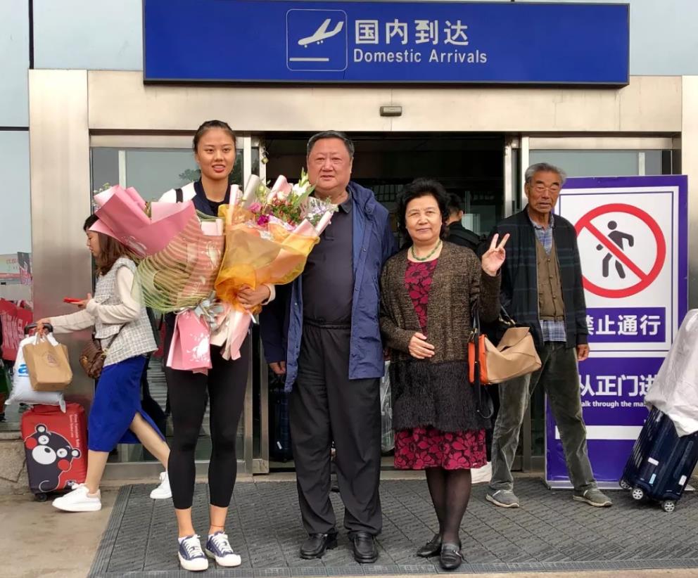 魏佳萍在台上看女排世界杯(中国女排开启度假模式！龚翔宇春节后首度回家 连云港潜水变美人鱼)