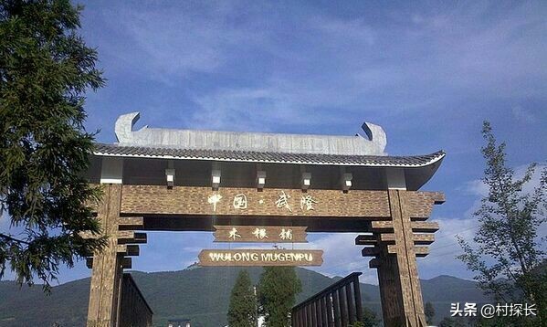 双河镇自然生态环境优美,近年来,当地依托仙女石,九耙树,二路红军遗址