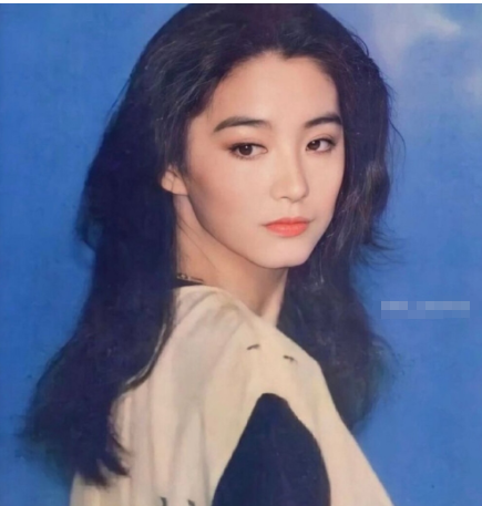 让谢贤爬去台湾见他，成龙向他求救，林青霞倒追，王羽究竟多厉害