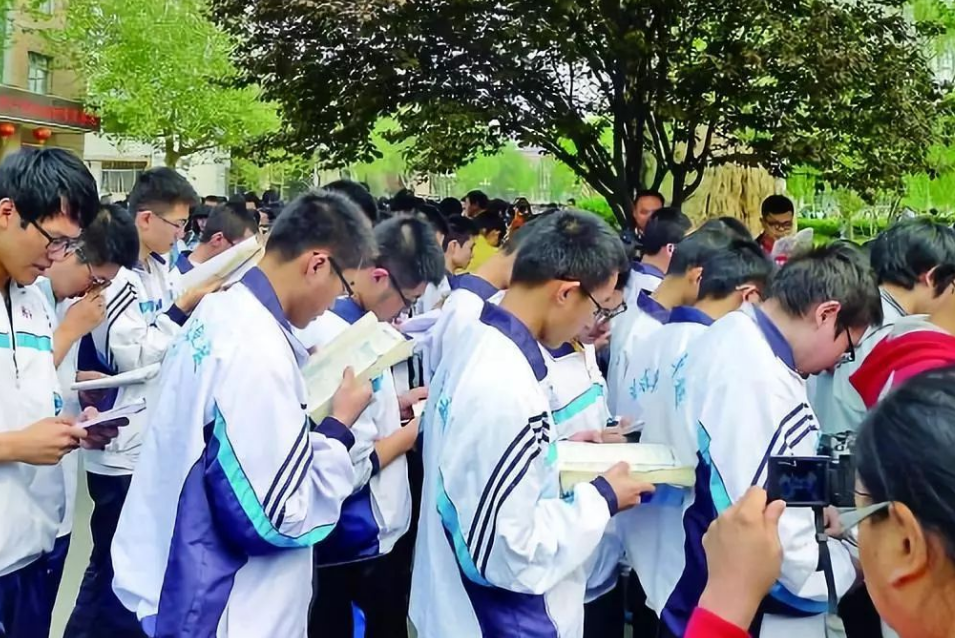 衡水中学高二“校草”走红，颜值堪比娱乐圈爱豆，结果却翻车