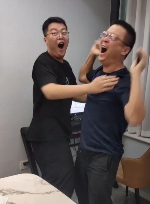 四川考生高考689分，父子俩激动相拥，网友直言谁是父亲