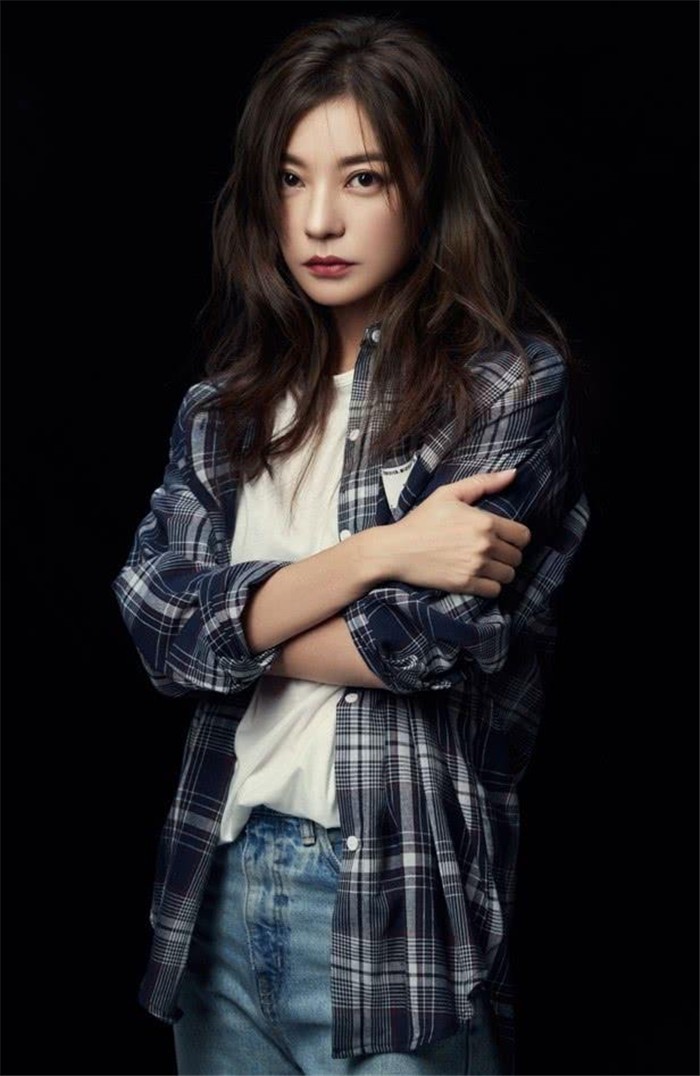 二,赵薇气质女人味微卷发