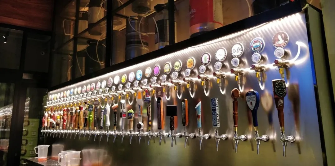 哈尔滨人多爱喝啤酒？一经销商：20万箱仅够卖三天！和你唠唠这些年啤酒那些事