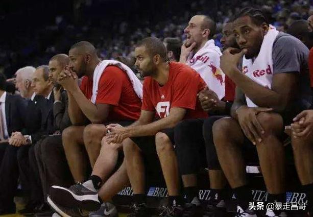 籃球比賽替補席座位有多少個（NBA一個不為人注意的地方，NBA替補席）