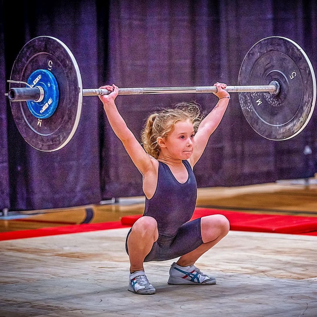 80kg举重世界纪录(萝莉金刚意外爆红,7岁举起80公斤,爸爸:她是最强壮