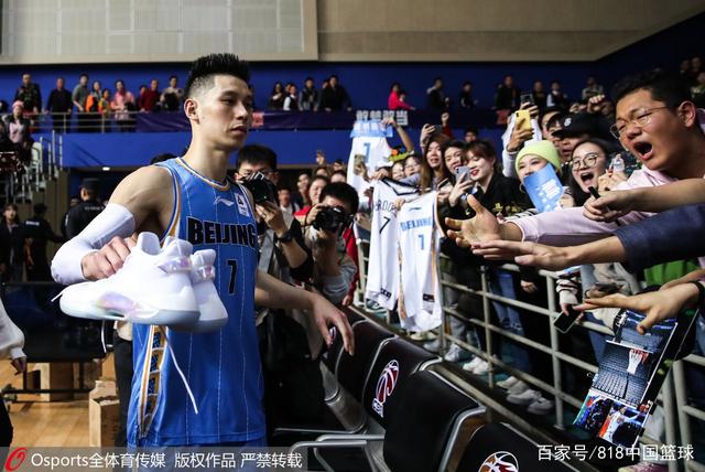 cba为什么不能穿nike(CBA球鞋规则科普：外援随便穿，国内球员只能“买脚”？)