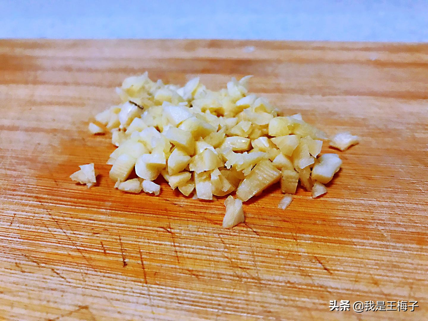 夏天，豆腐炒白菜比吃肉还香，我家隔三差五就做，一盘不够吃