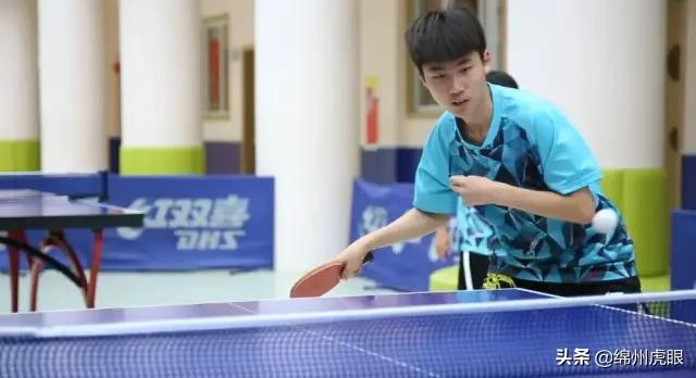 好心疼！绵阳十二三岁的娃娃，竟被学校赶下田去插秧子