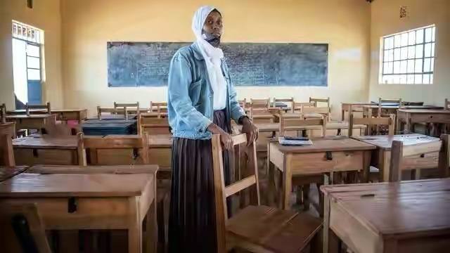 萨拉的父亲没有工作(一个女孩换3头骆驼，被老师羞辱自杀，肯尼亚少女的真实人生)