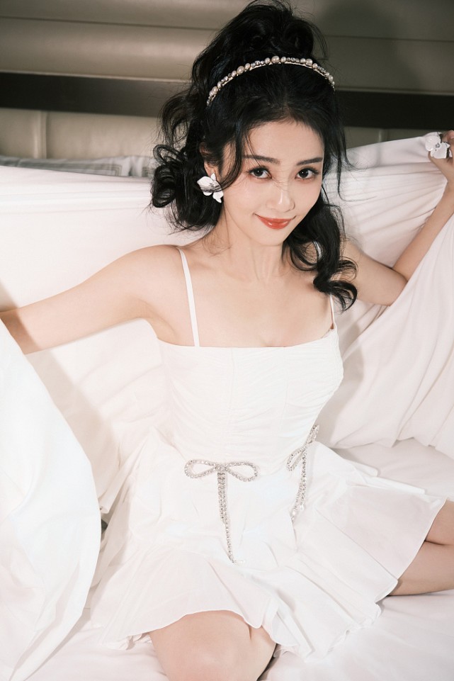 白鹿颜值走向"巅峰",穿一身白色吊带套裙,甜美而又迷人