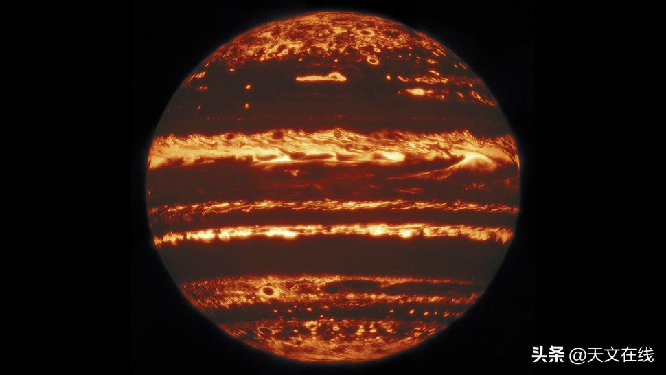 在这张“幸运”的红外图像中，木星看起来像个火球
