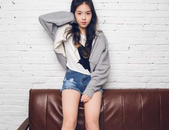 李咏女儿秀"大尺度"自拍,哈文同意点赞,网友:宅男脸红福利