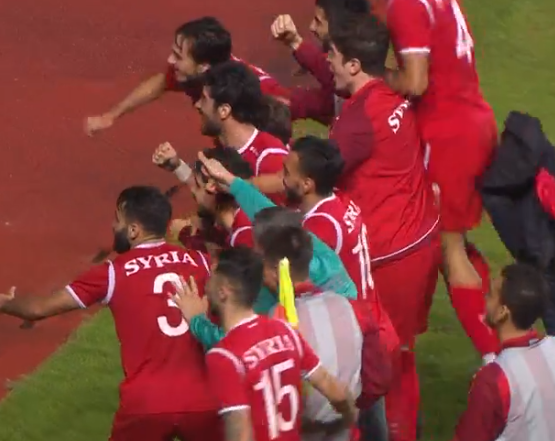 国足负叙利亚(中国队0-1叙利亚，防守失误被吊空门，中国足球真的无药可救)