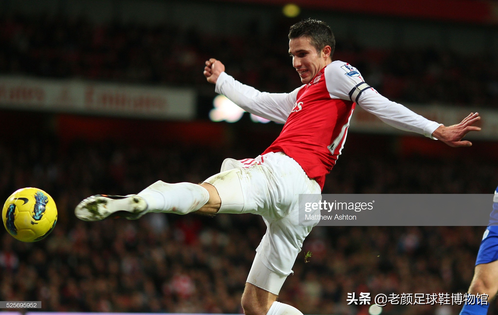 范佩西头球动图(穿上神鞋连获两个英超最佳射手,鱼跃头球成就荷兰历史