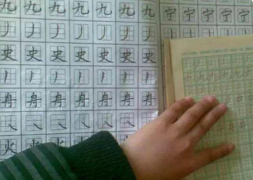 语文卷子99分走红，“印刷体”获老师青睐，网友：是学霸本霸