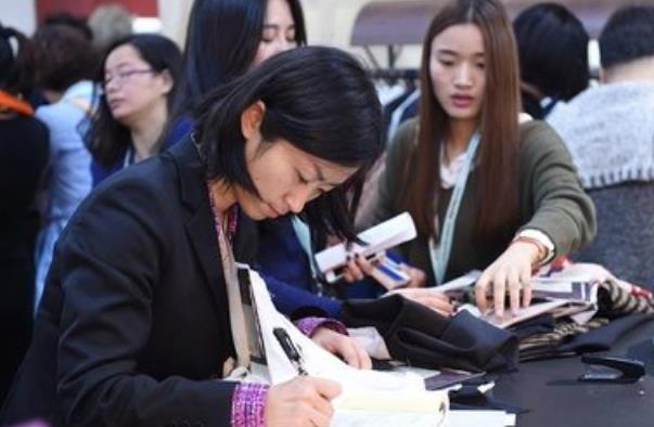 985博士争相应聘教师？看完深圳一教师的工资单后，大家羡慕不已