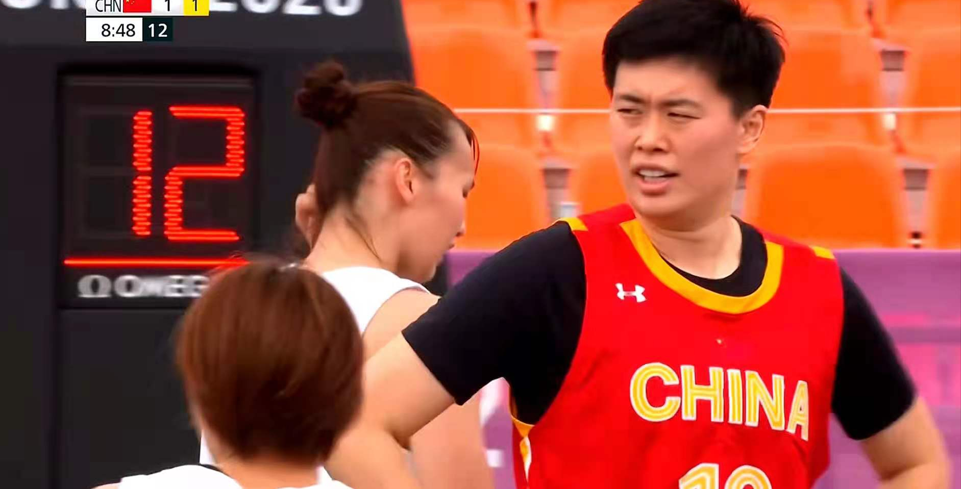 中国女篮对日本女篮(罚球绝杀！中国女篮3分险胜日本女篮，姚明现场观看，王丽丽5分)