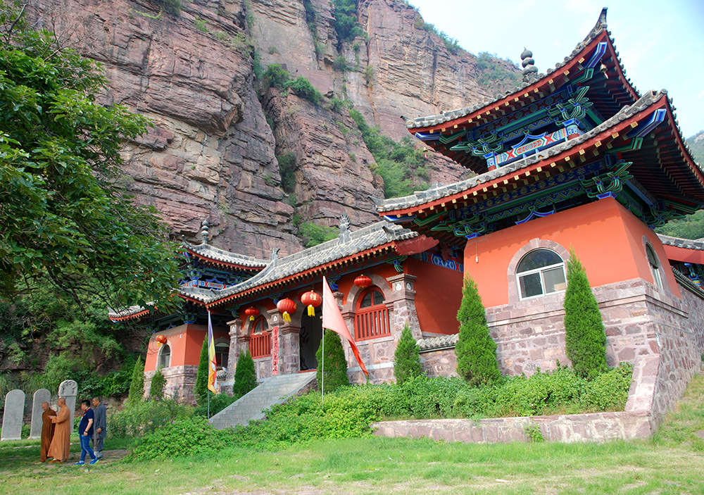 的孝顺,希望她的母亲能够健康,所以削发为尼,就出家在前面的百家岩寺