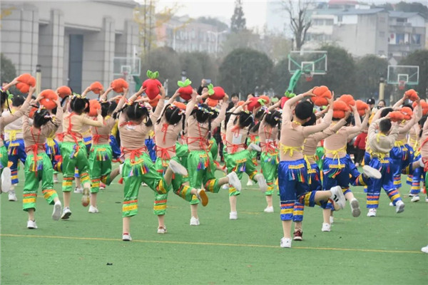 足球舞蹈视频小学生(成都天府六小集体舞《百子献瑞》亮相“天府杯”校园足球总决赛)