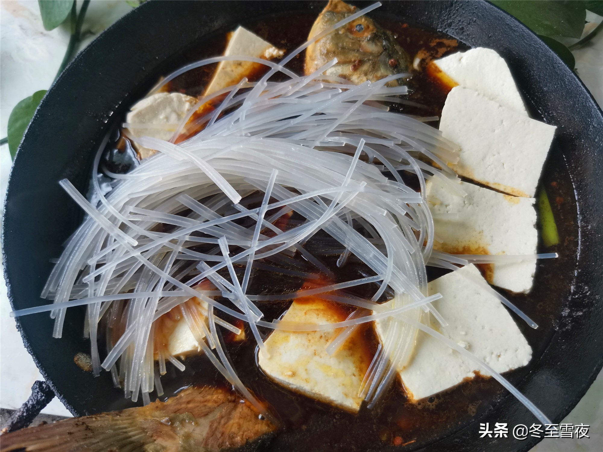 东北炖鱼的家常做法（东北铁锅炖鱼不用去餐馆自己在家做）