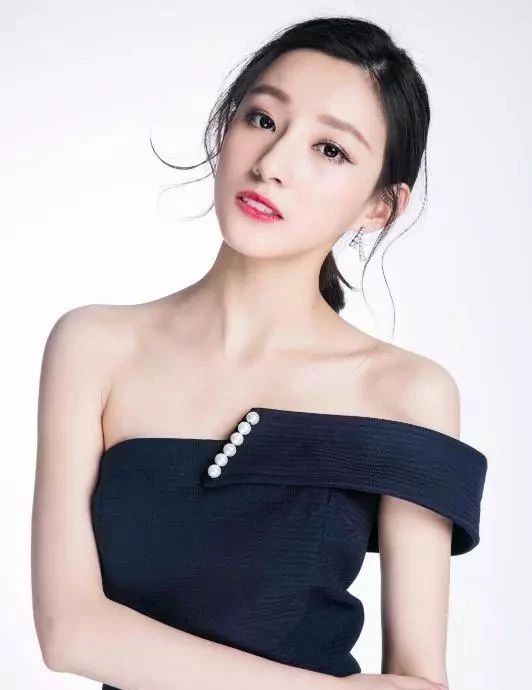 nba直播走光(天下足球首位女主持人,穿泳装意外走光,因不懂球被球迷