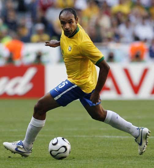 巴西队长埃莫森(他是巴西足球第一倒霉蛋，铁血队长离奇受伤，遗憾错过02年世界杯)